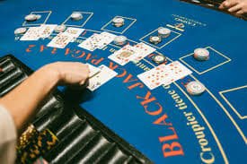 Platform biru slot menampilkan berbagai kategori permainan dan fitur pengguna